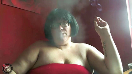 BBW enjoys smoking