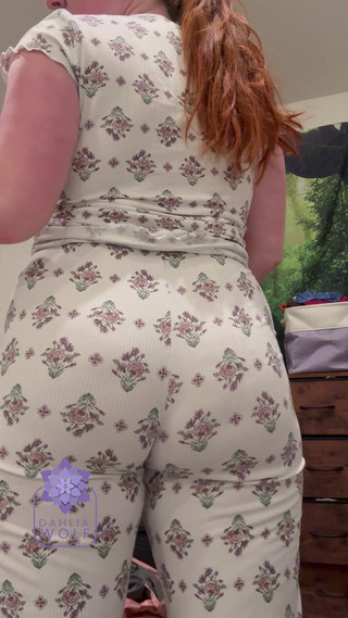Sexy Twerking Redhead in Pajamas