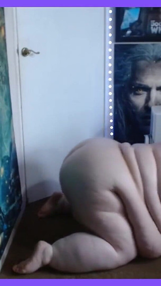 SSBBW Crawling on the Floor