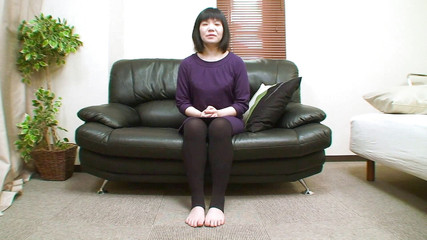 Casting babe is toying her hairy cunt