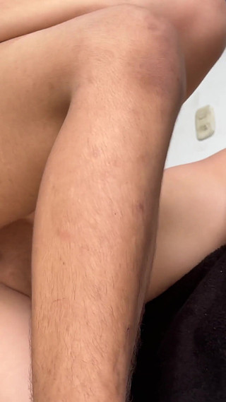 Vendiendo Cuadros Me Encuentro Con Una Cachonda Latina Que Me Paga Con Una Dura Y Rica Follada Por Su Latino Culo.