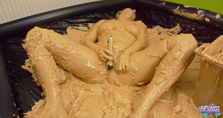 Cheerleader mud orgasm