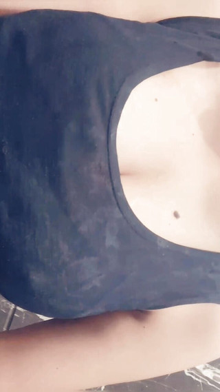 Today Exclusive-sexy Desi Bhabhi Showing Boob...