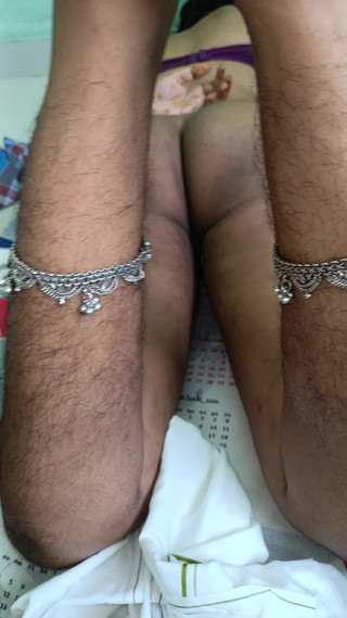 Married Aunty Showing Her Cute Pussy in Bed with Her Colleague