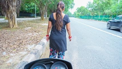 Bhabhi Dealing for Fuck with Client on Road, She Fucked by Him in Doggystyle with Hindi Audio.