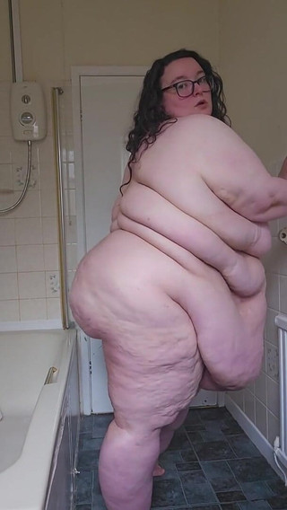 Giant Goddess Ass and Body Show off