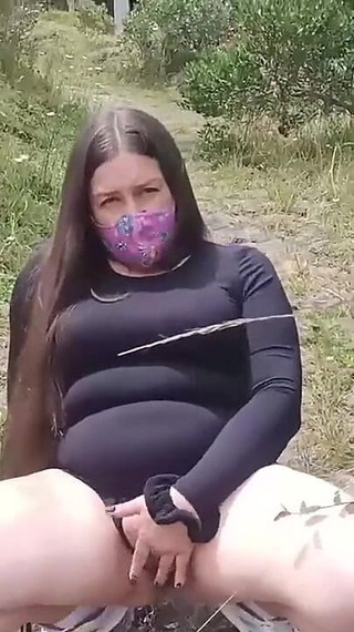 Latina En El Bosque Con Su Vecino Exhibiendo Su Culo Y Su Concha En Vestido Y Tangas