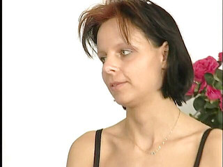 Beauty gets her trimmed pussy dildoed at casting