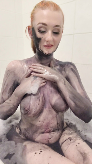 Gwenom Body Paint Bath Removal & Tit Grabbing