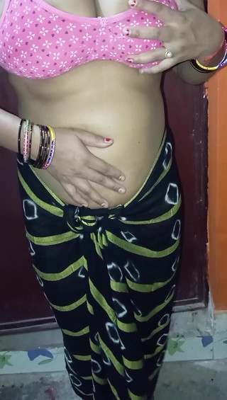 Most Beautiful Hot Girl Showing Her Pussy to Fuck