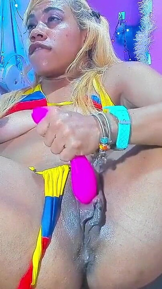 Colombian Bigger Dildo Squirting Daddy Honey!!