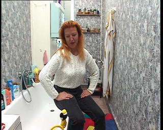 Tante Nina Wichst in Der Badewanne - Stepaunt Nina Jerks off in the Bathtub