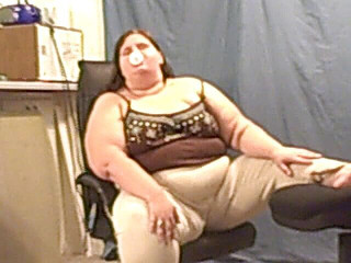 Ssbbw Angie chewing and blowing gum for you