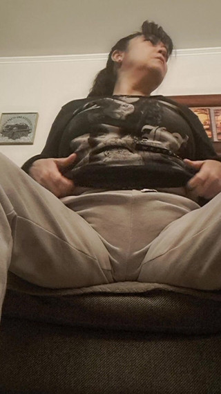 MILF Jerkoff Un Sofa Home Alone