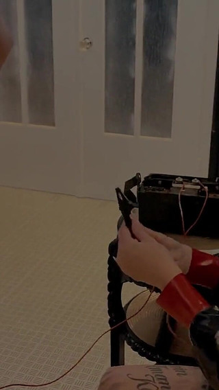 Miss Alessa Milano Shocking and Screaming Electroplay on His Knees