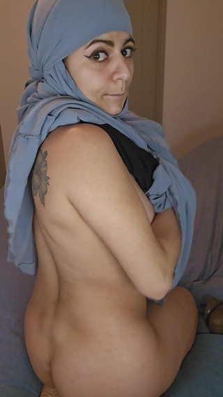 Shy Pleasure for Yassin Mia Niqab