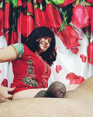 Cougar MILF, While She Licks