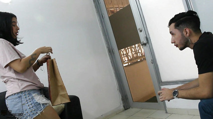 The Domiciliary Does Not Waste Time and I Pay Him with a Good Bonus - Porn in Spanish