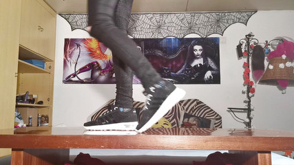 Walking in my black and white sneaker - Beth Kinky