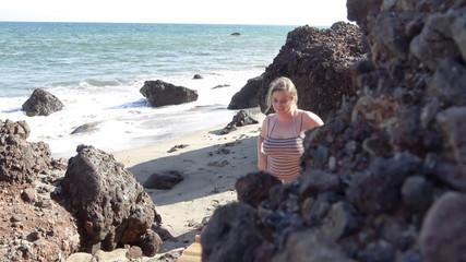 Watching dude fucks blonde MILF on the beach