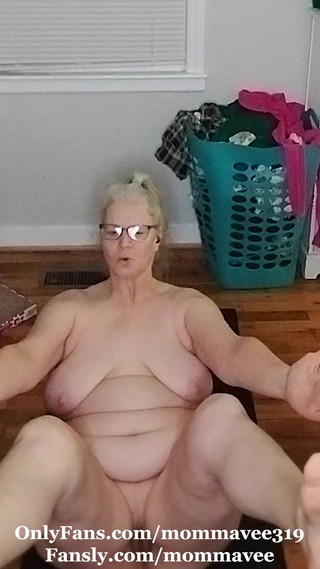 Hot MILF Does Naked Yoga!
