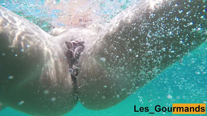 MILF Fingering and Pussy Eating in Greek Sea