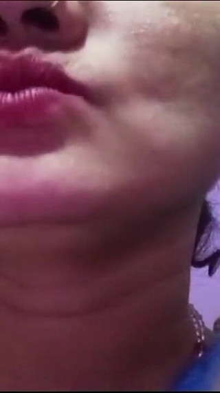 Indian Bhabhi Give Sexy Lips Kisses to All Her Fans