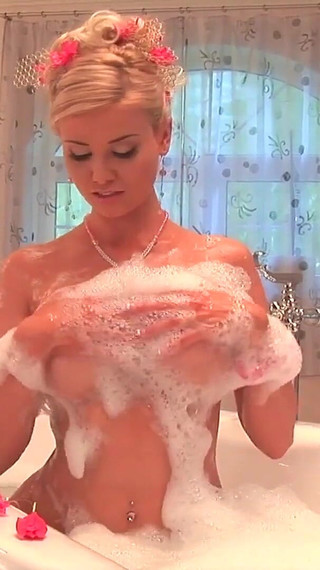 Porn casting of Caylian Curtis a whore with big velvety boobs and smooth vagina enjoys penetrating a sex toy