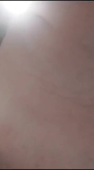 MILF Rozando Y Empalmando Su Gran Clitoris Con La Esquina Del Mueble