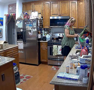 Blonde Masturbates Her Slutty Cunt While Cooking