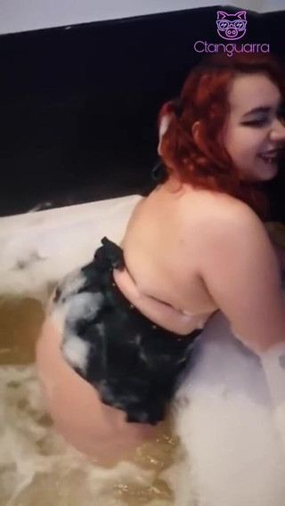 College Girl Is Recorded in a Jacuzzi, She Sways Her Big Body and Twerks in the Water