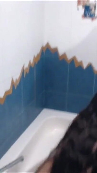 Secretary Squirts in the Bath