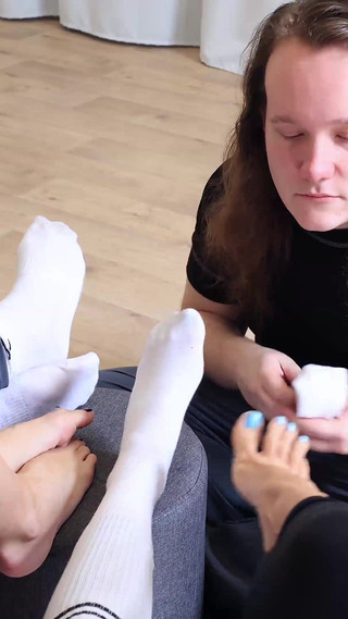 Female American Football Goddess Smelly Feet Worship